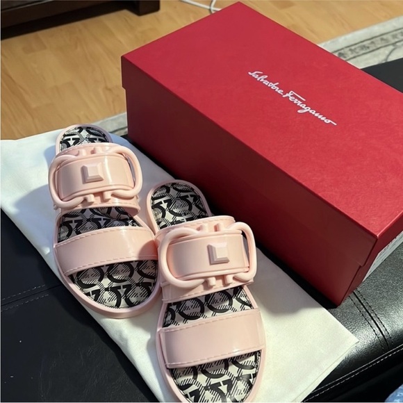 Salvatore Ferragamo Taryn Slide Sandals Pink Lemonade
New in box size 7 - Picture 1 of 7